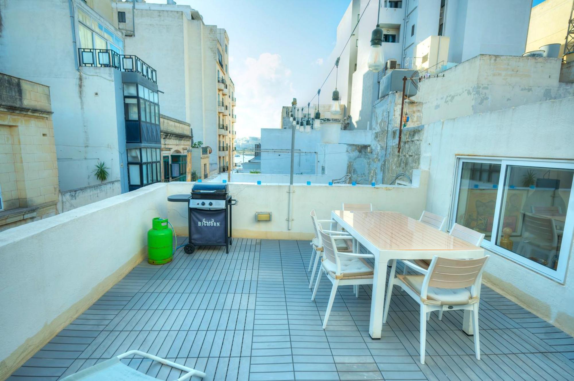 Seaview Sliema 30 Seconds To High Street & Ferry, 2X Double En-Suite Bedrooms, Modern Whole Traditional Townhouse, Kitchen, Living Area, & Roof Terrace Zewnętrze zdjęcie